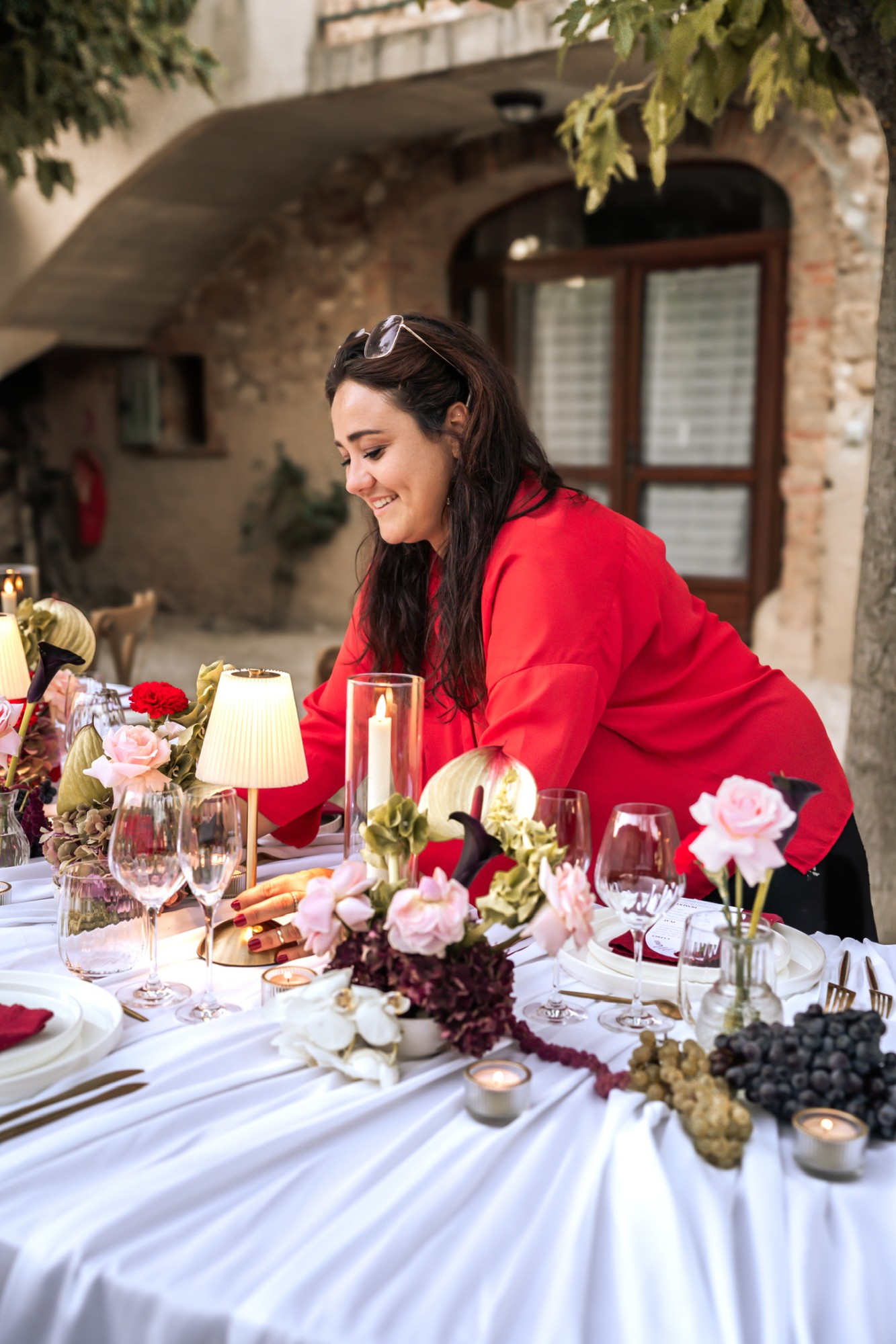 Océane installant une table de mariage fleurie, bougies et raisin, aux Terres Saint-Hilaire en Provence — Décore tes rêves