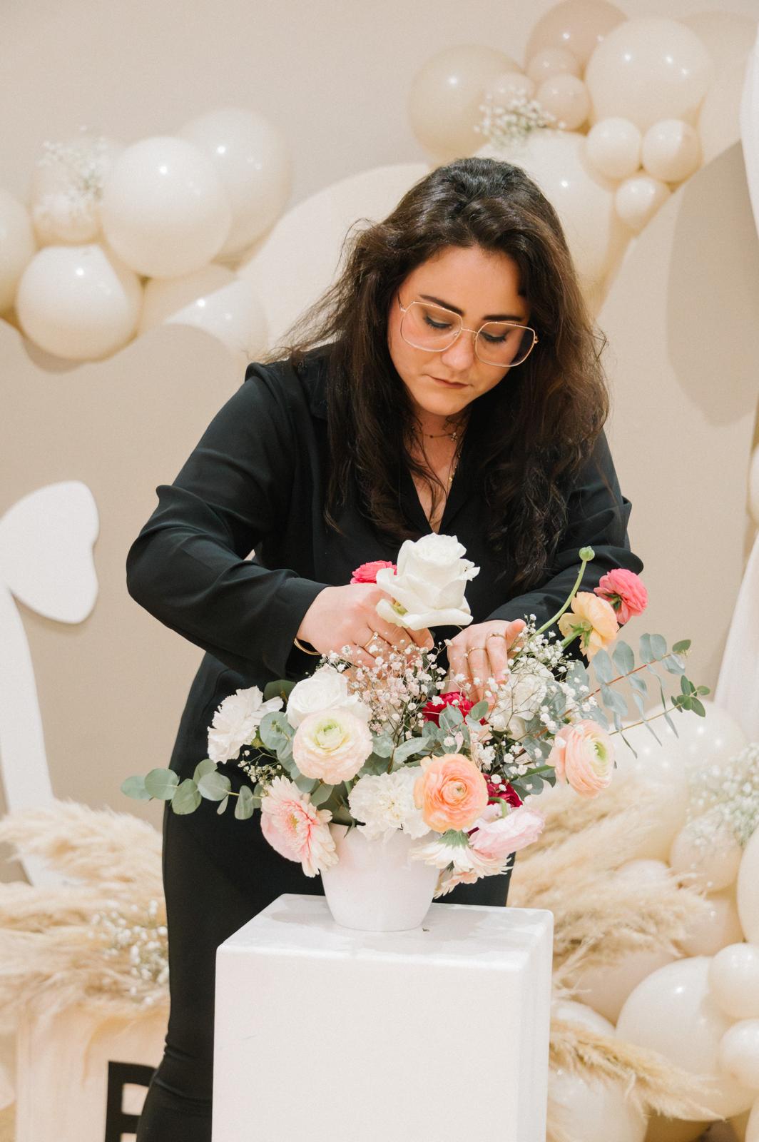 Océane arrangeant des fleurs pour une décoration événementielle en Provence — Décore tes rêves