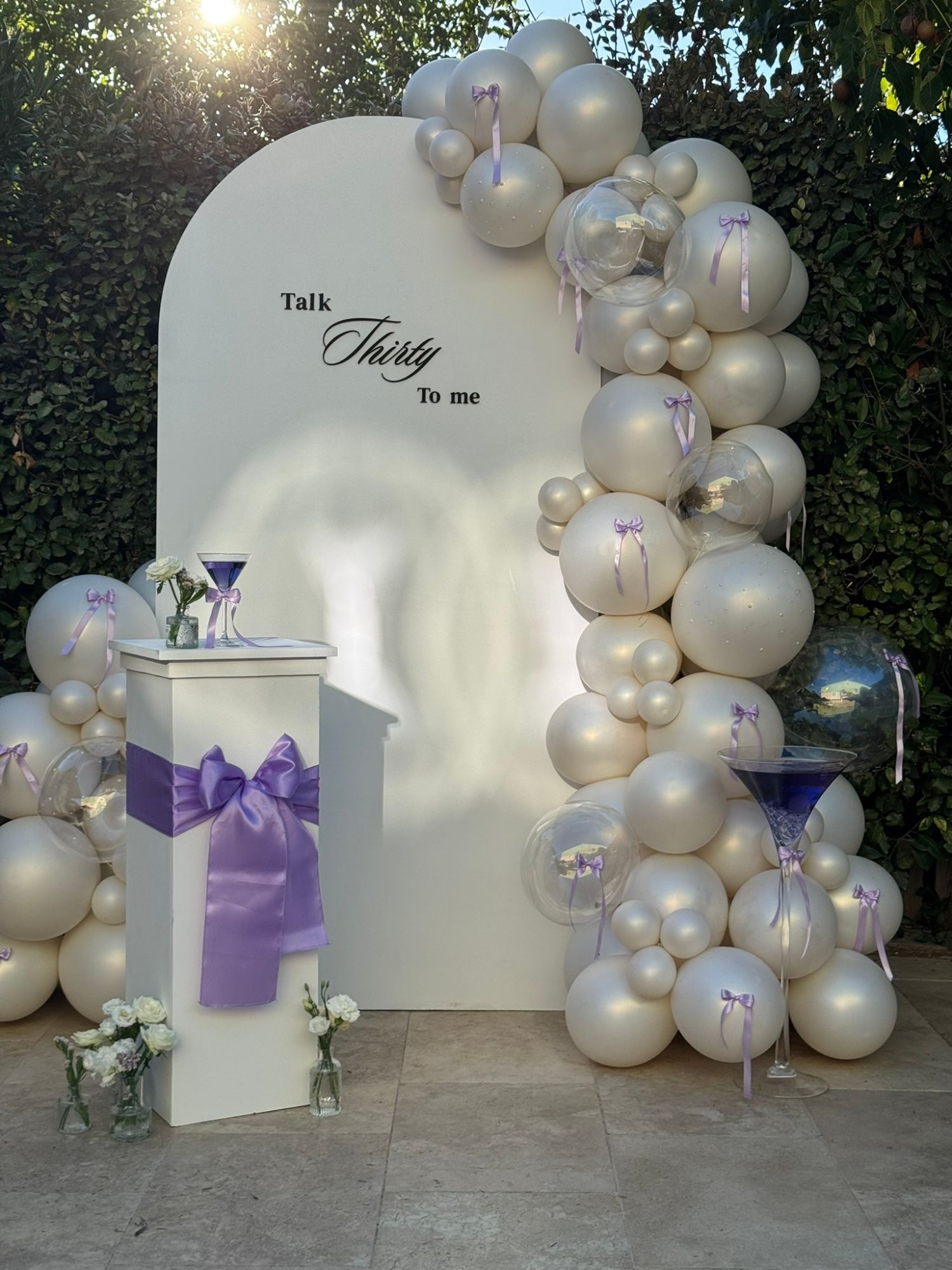 Arche « Talk Thirty to me » pour un anniversaire de 30 ans : ballons nacrés, bulles transparentes, colonne blanche et nœud lilas