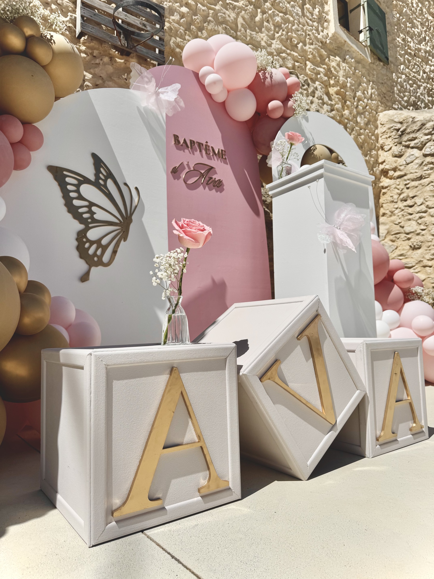 Réception de baptême en extérieur près d'Aix-en-Provence, tables blanches et fleurs roses au bord de la piscine