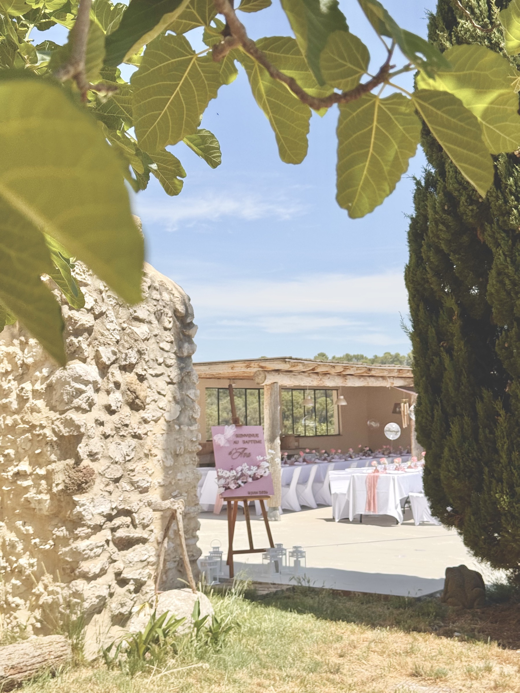 Anniversaire élégant en Provence — coin photo et backdrop sur mesure, Décore tes rêves