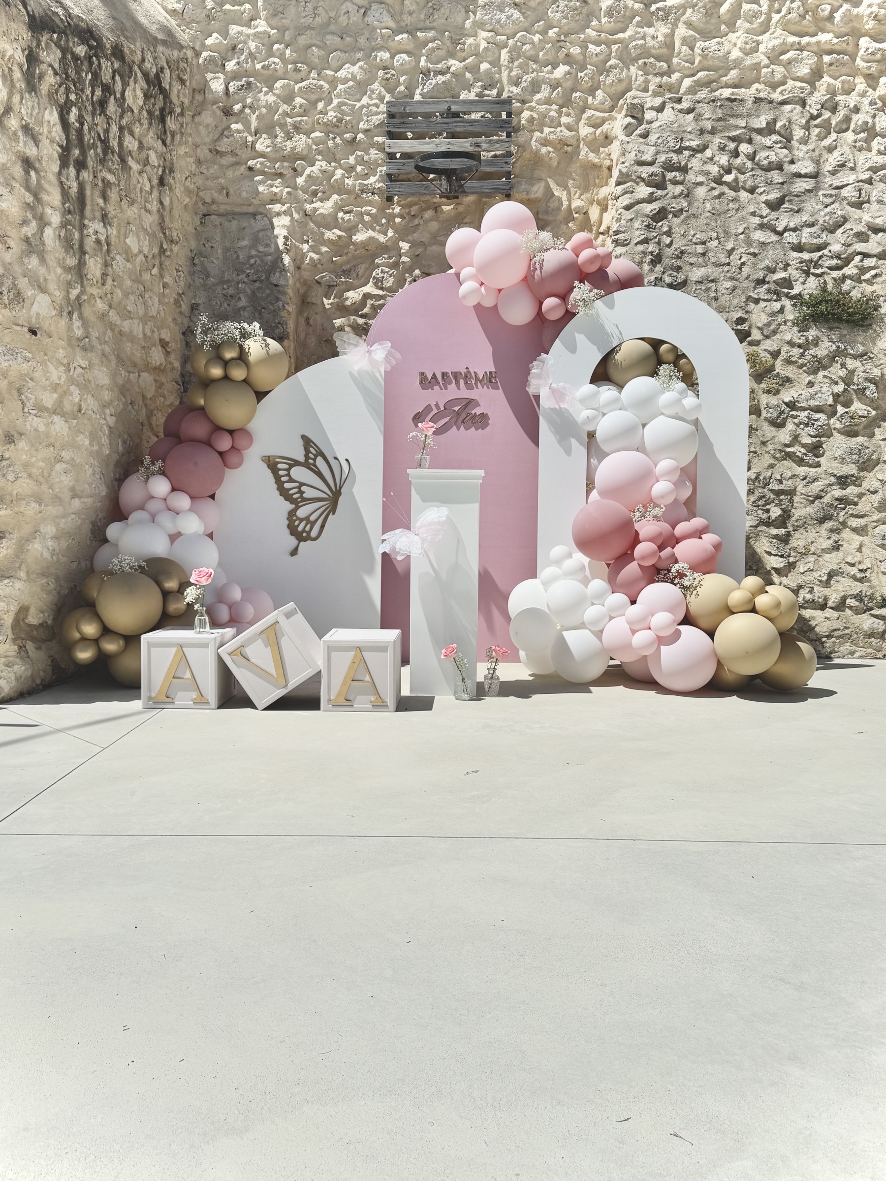 Décoration de baptême rose poudré et doré avec arche de ballons — Aix-en-Provence, Décore tes rêves