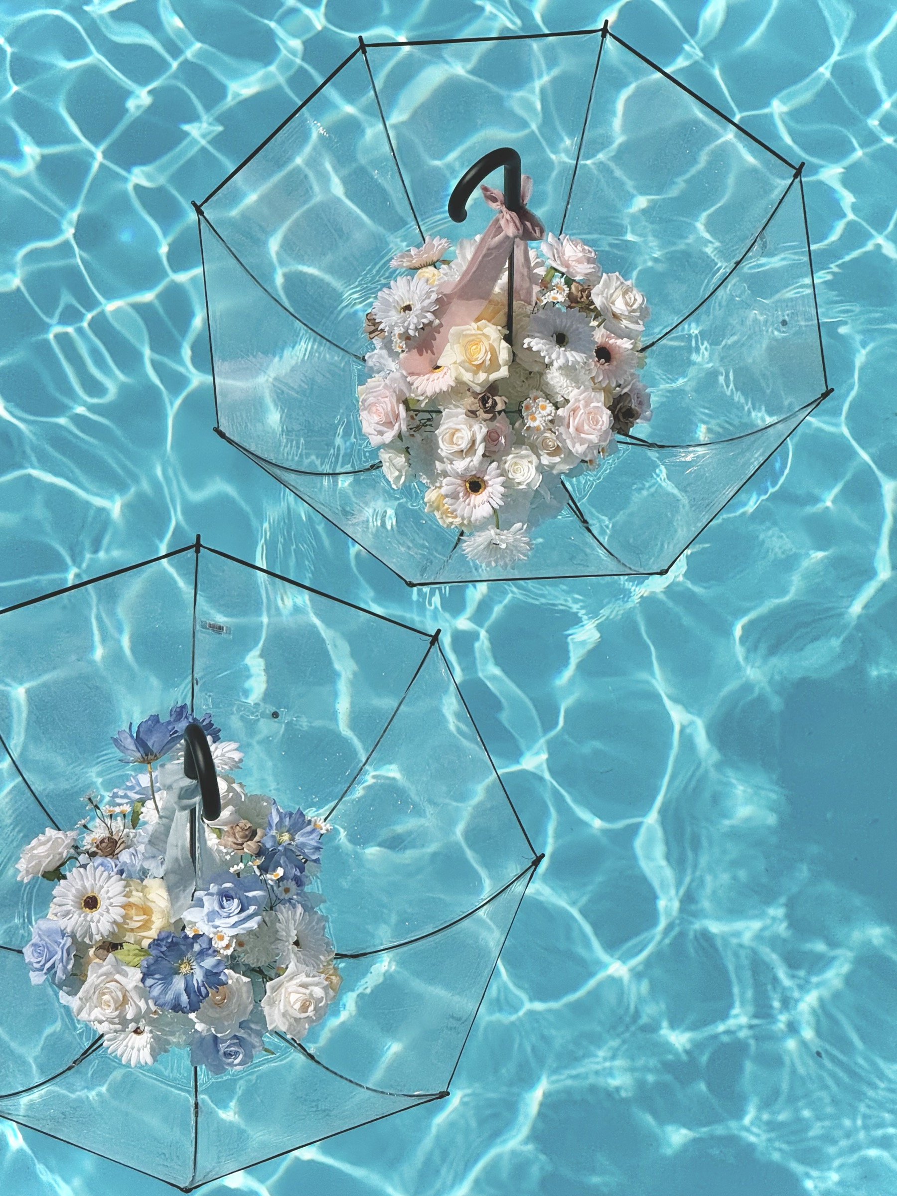 Gender reveal Provence — moment de révélation avec parapluies fleuris, Décore tes rêves