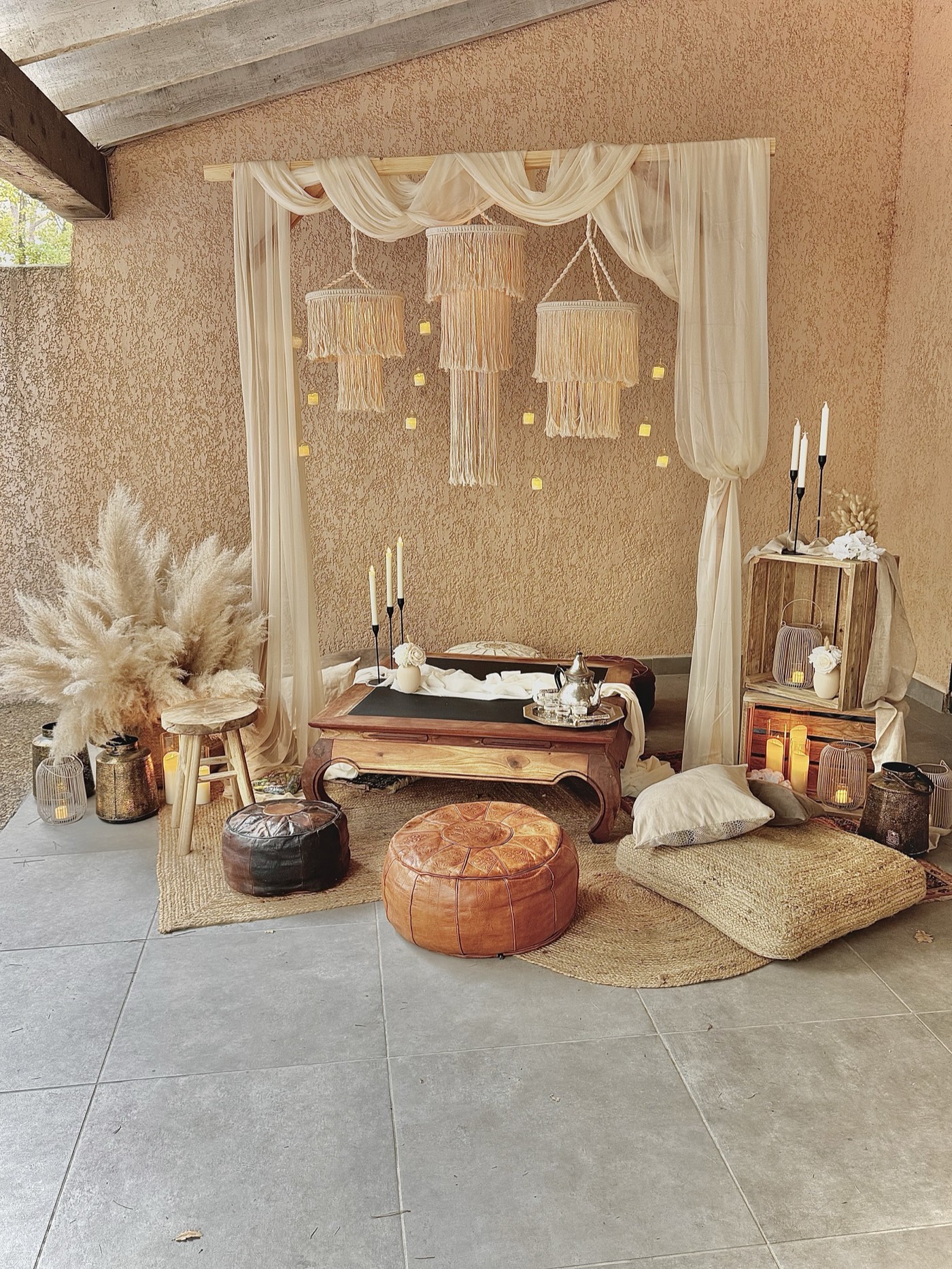 Salon marocain de mariage avec macramé, lustres à franges, poufs en cuir et pampas — décoration bohème Peynier
