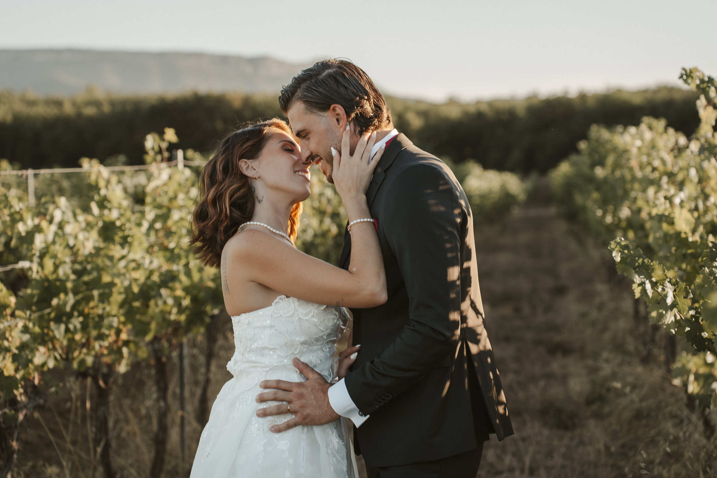 Baiser des mariés dans les vignes au coucher du soleil, shooting mariage Vendanges Chic en Provence