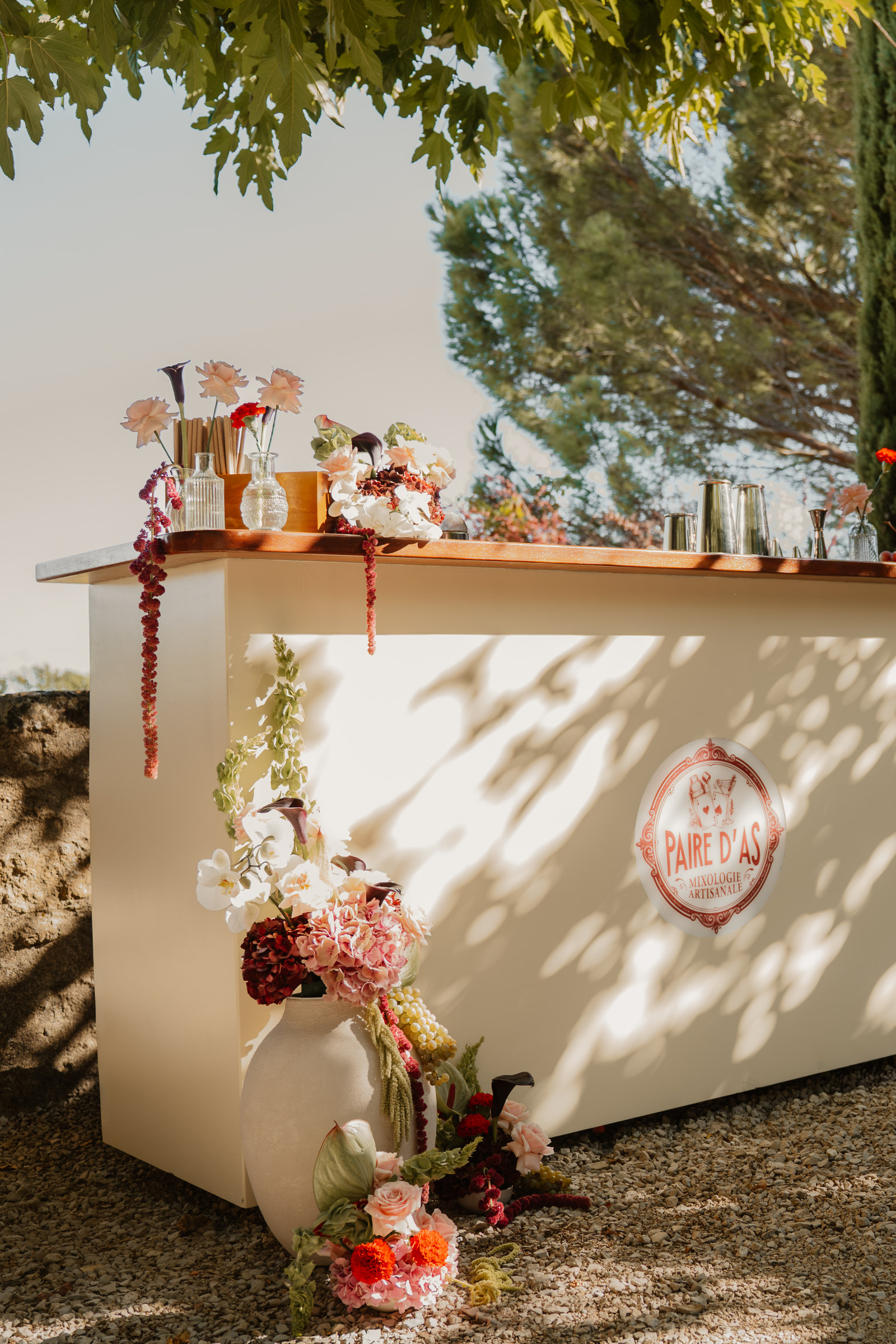 Bar de mariage fleuri aux Terres Saint-Hilaire