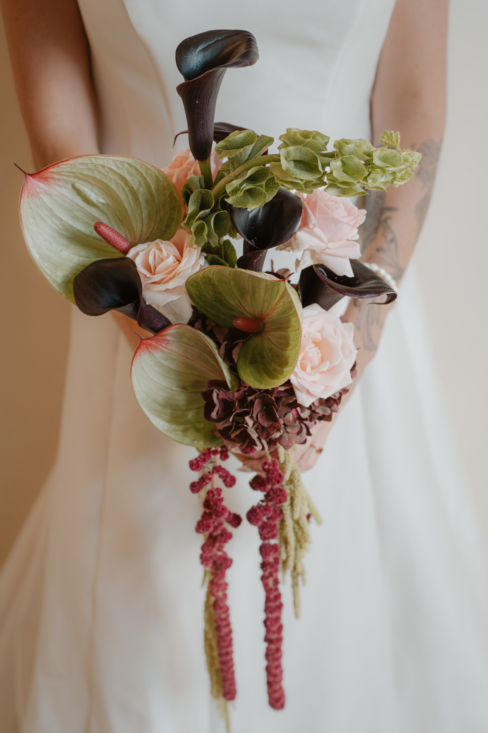 Bouquet de mariée aux fleurs fraîches, callas et amarante — Décore tes rêves