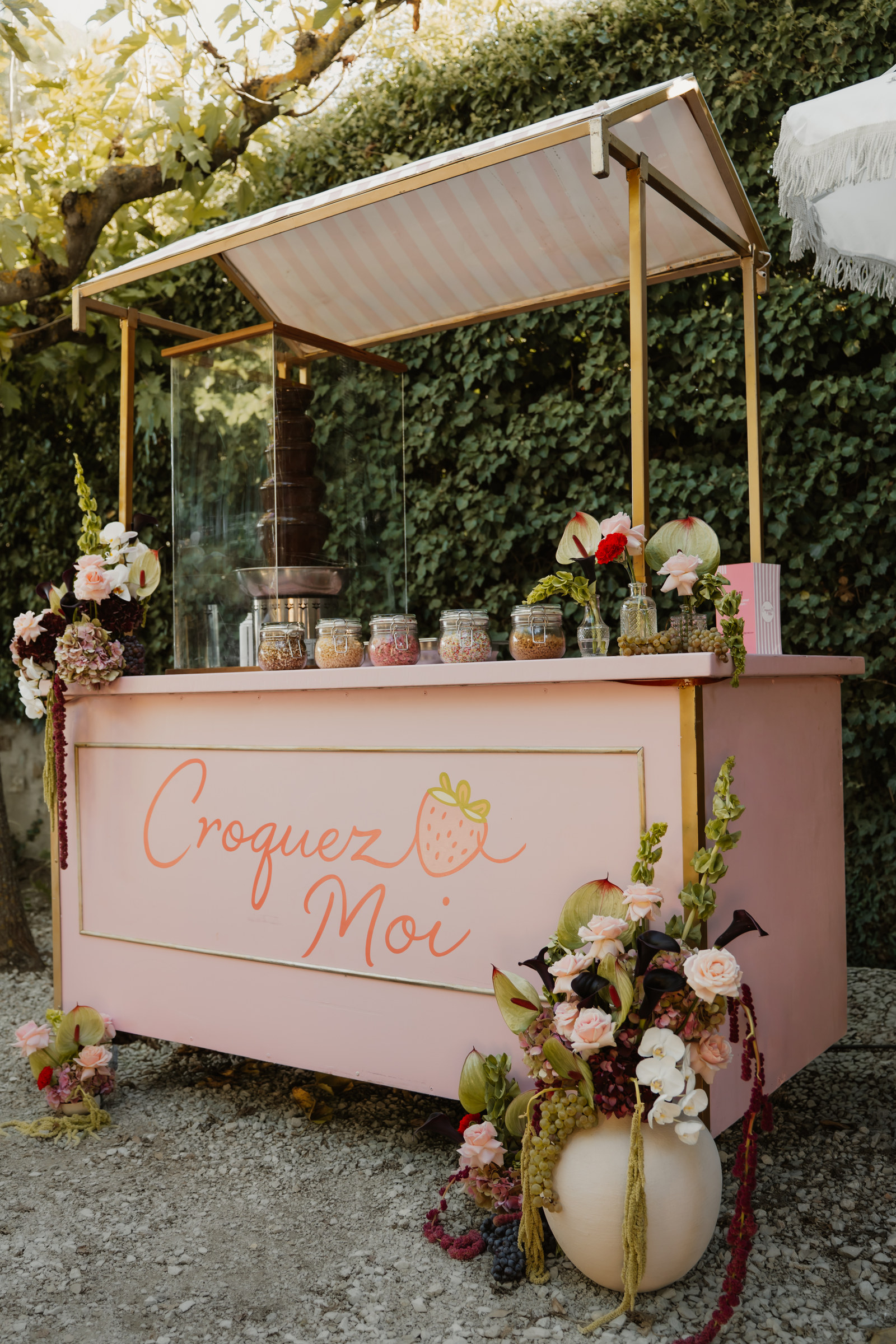 Chariot gourmand « Croquez-moi » fleuri pour un mariage en Provence